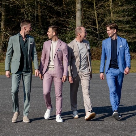 5x T-shirts onder een pak dragen