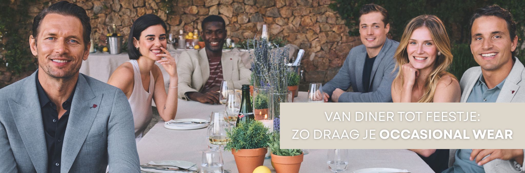 Mannen en vrouwen in gelegenheidsmode om een tafel.