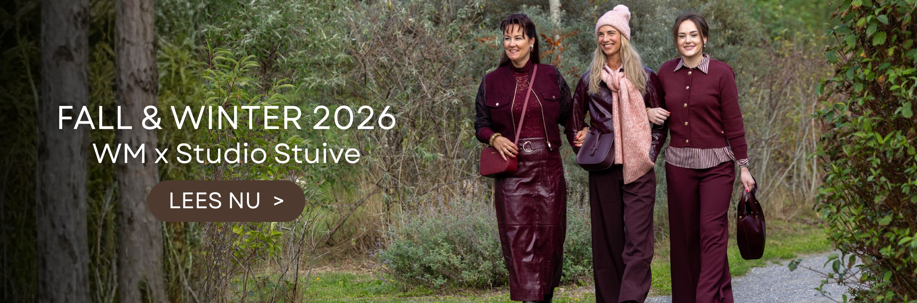 dames met winterkleding in het najaarsbos