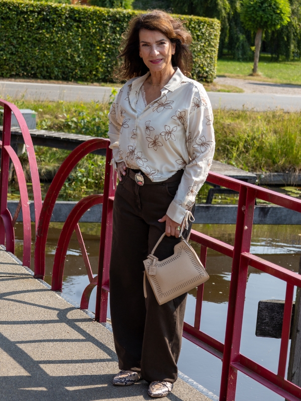 Dames najaarsoutfit met bruine wide leg broek en beige blouse 🤎 %lookbooks.TITEL%