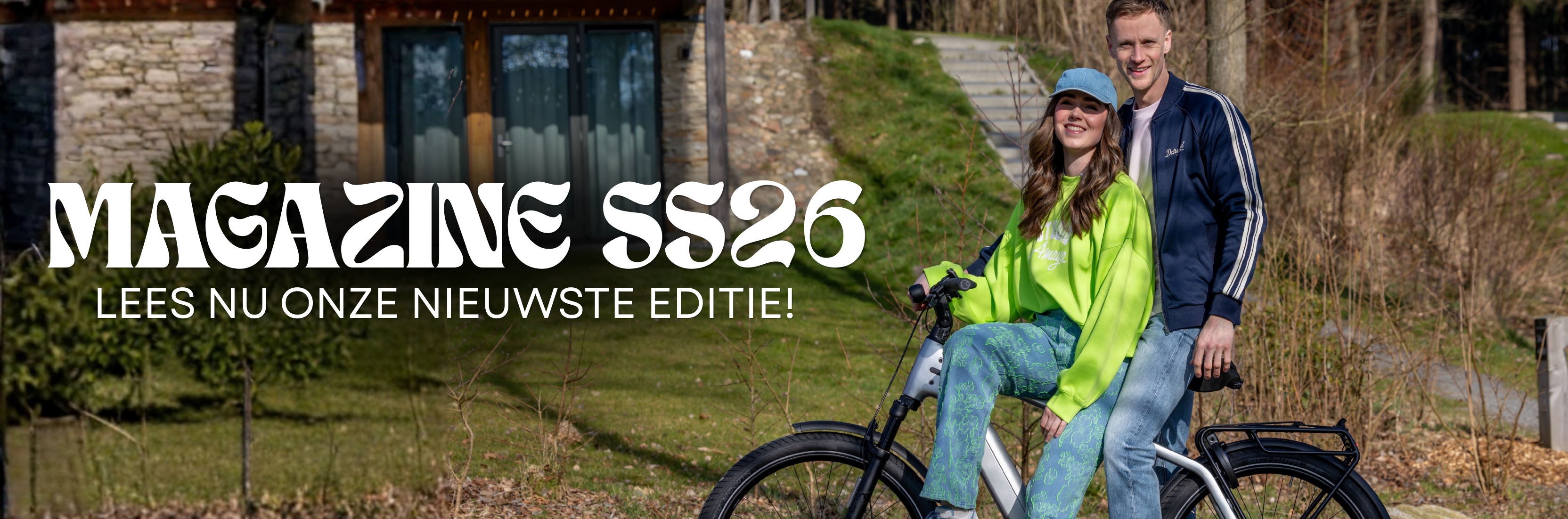 dames en keren kleding op een fiets