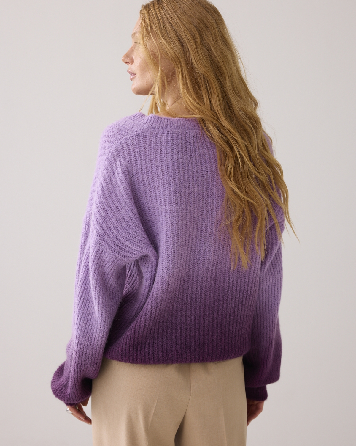 Summum Woman V-neck sweater dip dye knit 315 Sheer Violet | Westen