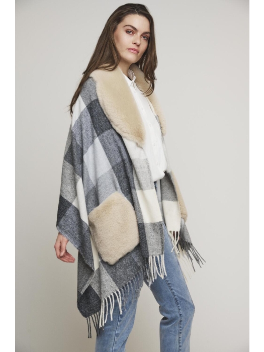 Rino en Pelle Poncho with fur details 10717 black birch