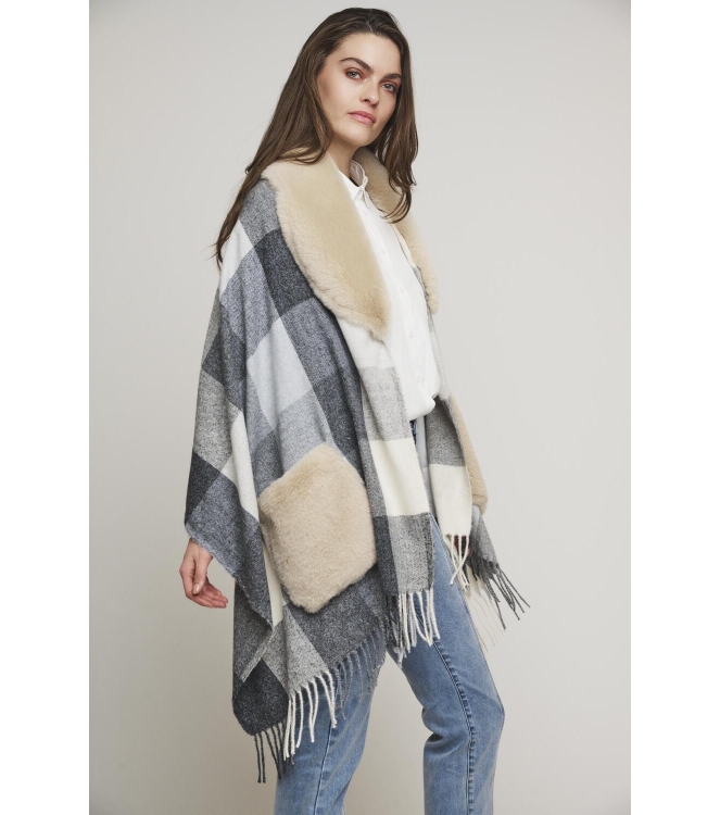 Rino en Pelle Poncho with fur details 10717 black birch