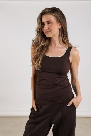 NUKUS Juba Singlet 292 dark chocolate/gold
