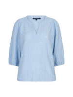 Red Button De Top Ajour is gemaakt van broderi 179 Lightblue
