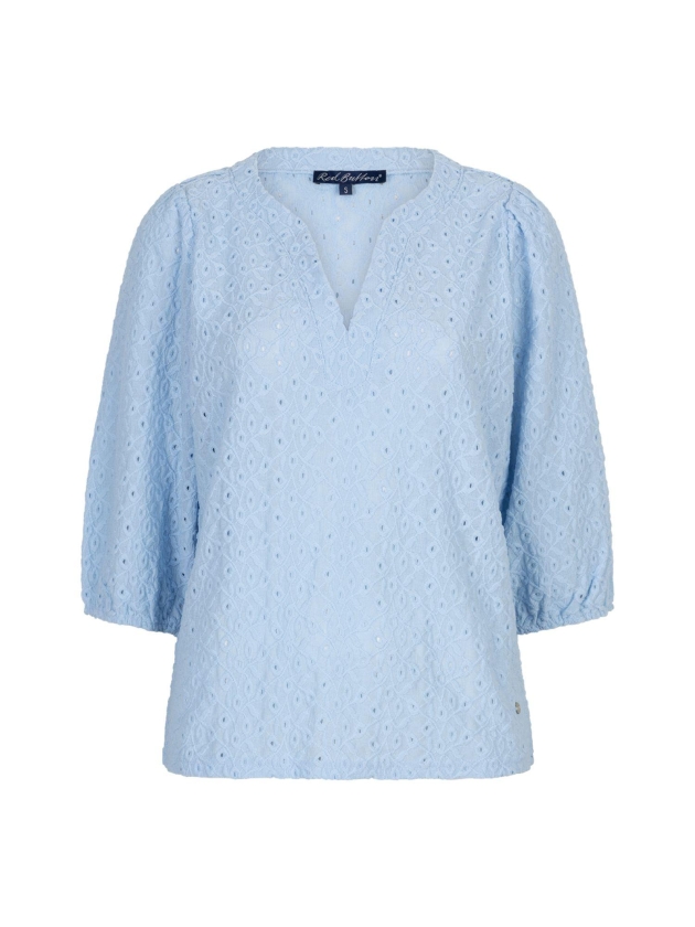 Red Button De Top Ajour is gemaakt van broderi 179 Lightblue